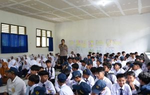 Polwan Polresta Banyuwangi Bekali Pelajar Cegah Kenakalan Remaja