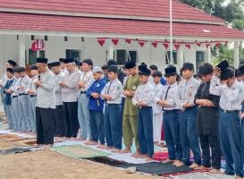 Kemarau Panjang, Ratusan Siswa dan Guru Al Uswah Banyuwangi Gelar Salat Istisqa
