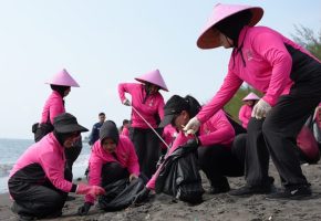 HKGB ke-74 di Pulau Santen Banyuwangi, Bhayangkari Gelar Baksos hingga Tanam Mangrove