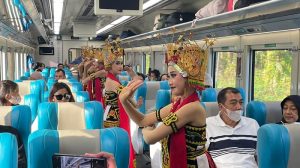 Tari Gandrung Hadir di KA Sangkuriang, Penumpang Dapat Kejutan Budaya Banyuwangi