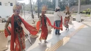Sambut Gandrung Sewu 2026, Penumpang Pesawat dan Kereta Api Disuguhi Tari Gandrung