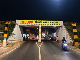 Portal Pembatas Ketinggian Dekat Viaduk Kereta Api Roboh Tertabrak Truk, KAI Ingatkan Risiko Keselamatan
